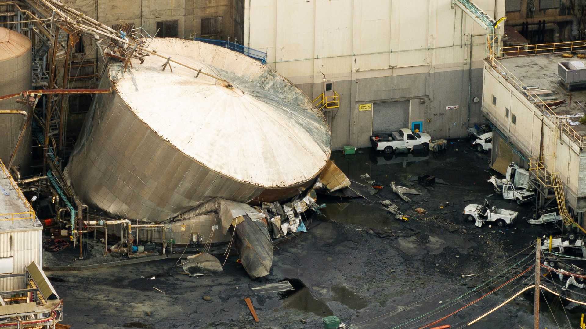 One killed, nine presumed dead as 3.4m-litre chemical tank implodes in US